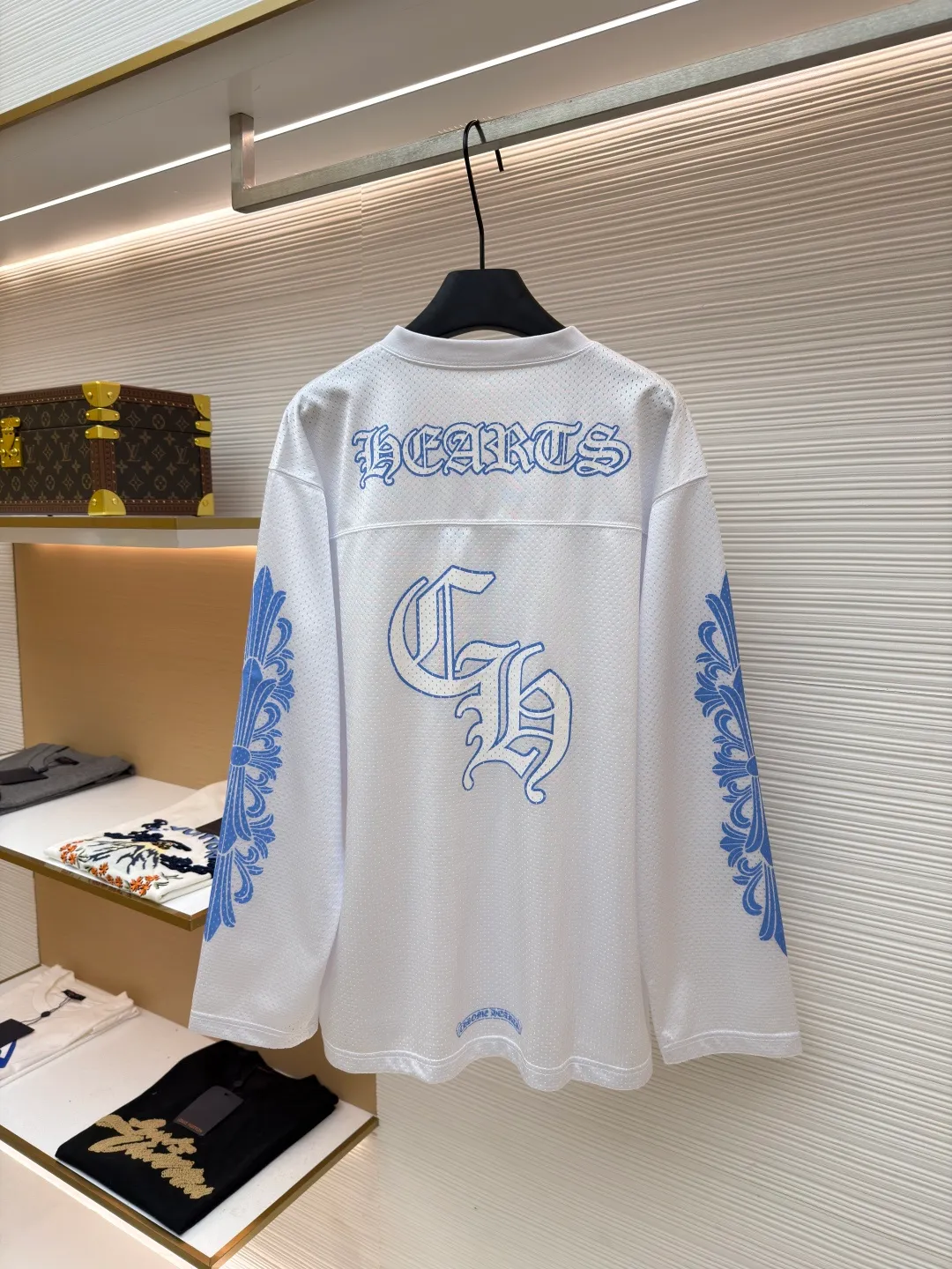 Chrome Hearts Glitter Hockey Jersey ●Item No.: 1681548-A35 ●Fabric: High-density 100D bird's eye fabric ●Technology: Mesh positioning production ●Color: White ●Version: Loose fit ●Weight: about 490 grams ●Size: S-M-L ●Description: YB open panel, custom dyed color, the highest version on the market. The fabric is made of high-density 100D bird's eye cloth. Double-sided mesh positioning is very time-consuming and the cost of labor loss is very high. It is not a single-layer thin transparent bottom junk product on the market. It has the same OS version for men and women. The overall wiring is straight and delicate, the fabric is comfortable and soft, and the color is consistent without color difference. It can be matched with the same style to create a fashionable look and control various occasions. Customized accessories, complete with three standards, same style for men and women!
